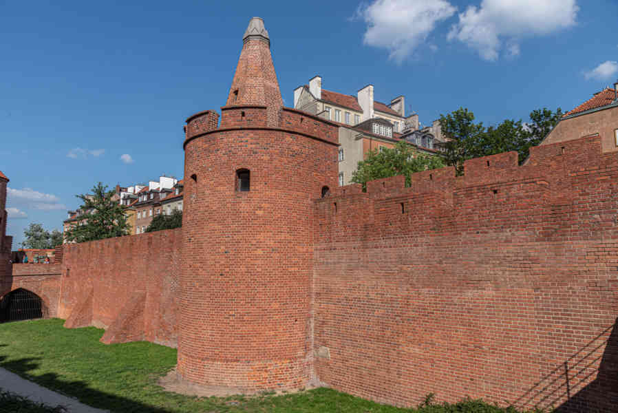 Polonia - Varsovia 081 - murallas medievales.jpg